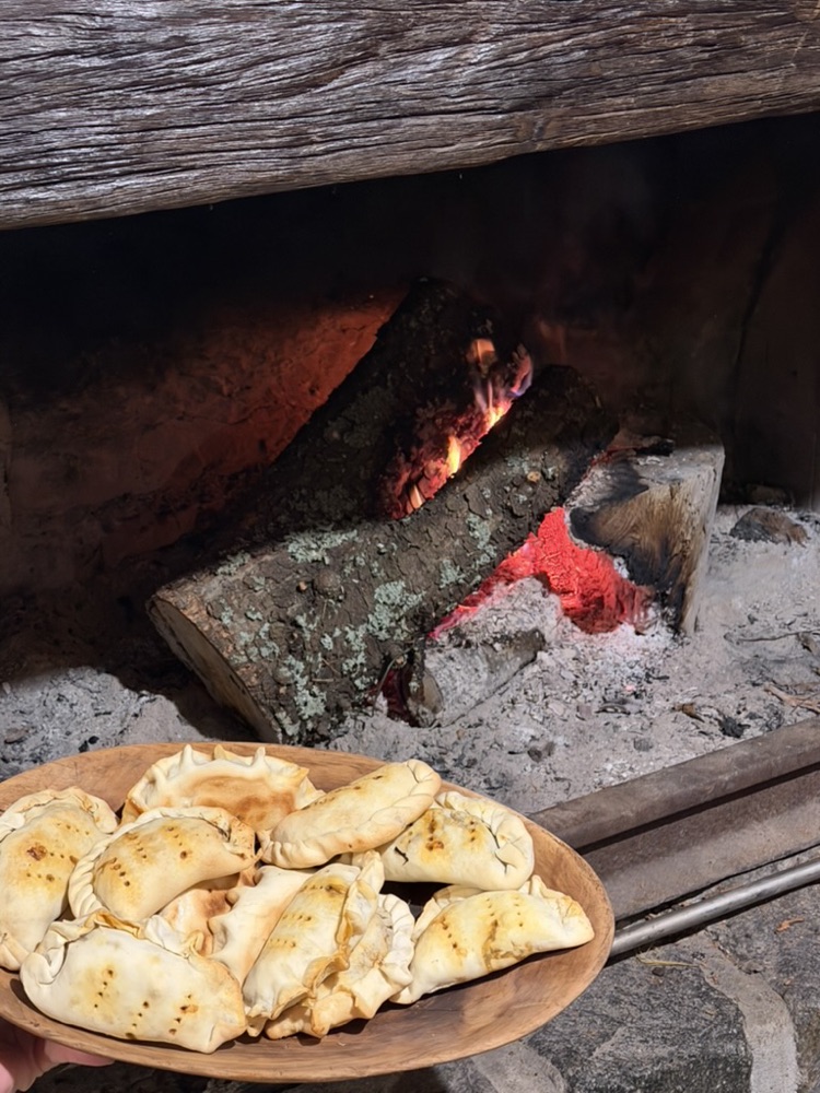 Empanadas de cordero recién horneadas junto al fuego